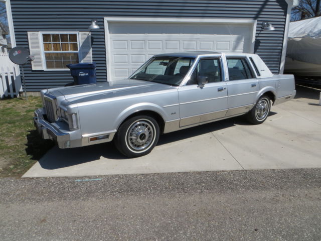 1987 Lincoln Town Car Signature Sedan 4 Door (REDUCED) 1987 Lincoln Town Car Signature Sedan 4-Door