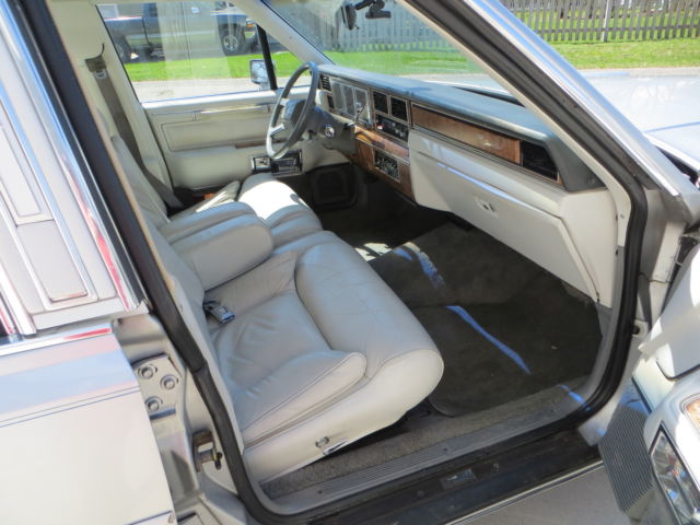 1987 Lincoln Town Car Signature Sedan 4-Door - photo 11
