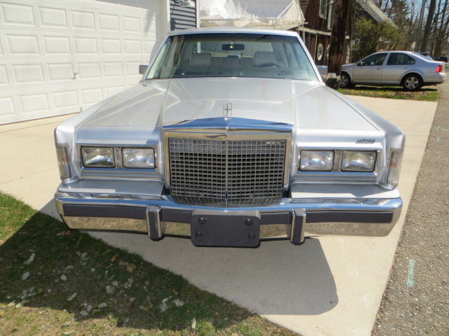 1987 Lincoln Town Car Signature Sedan 4-Door - photo 2