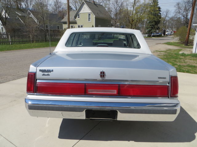 1987 Lincoln Town Car Signature Sedan 4-Door - photo 4