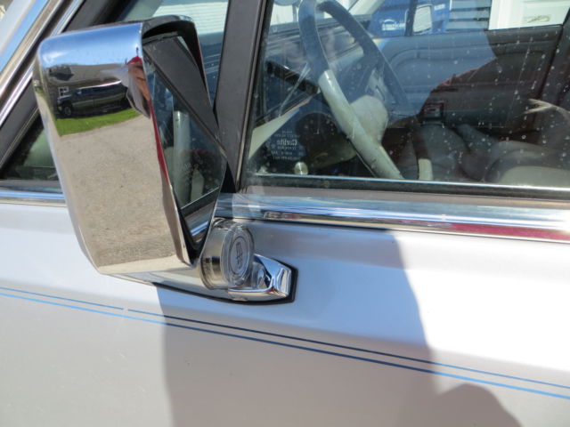 1987 Lincoln Town Car Signature Sedan 4-Door - photo 5