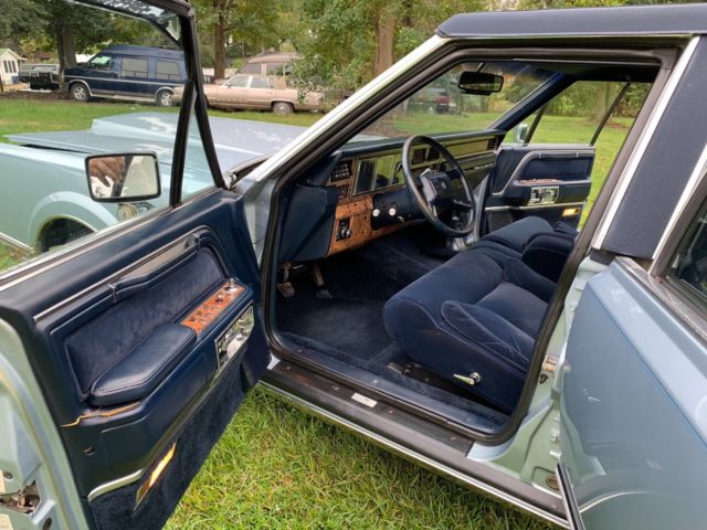 1987 Lincoln Town Car Signature Series - photo 7