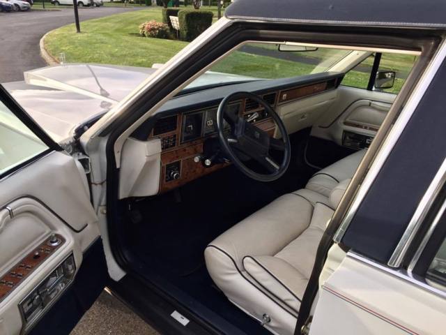 1987 Lincoln Town Car Signature series - photo 5