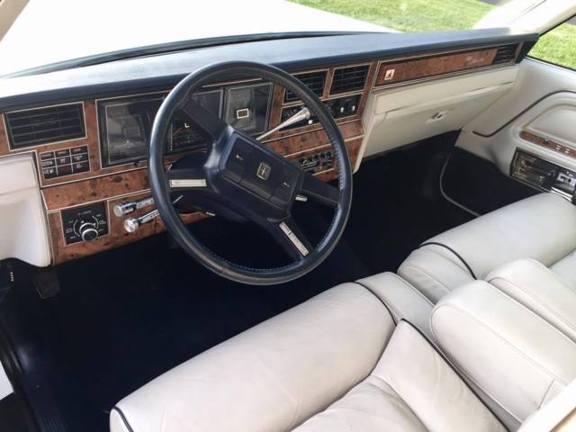 1987 Lincoln Town Car Signature series - photo 6