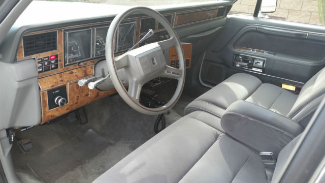 1987 Lincoln Town Car - photo 2