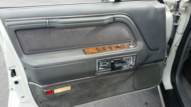 1987 Lincoln Town Car - photo 3