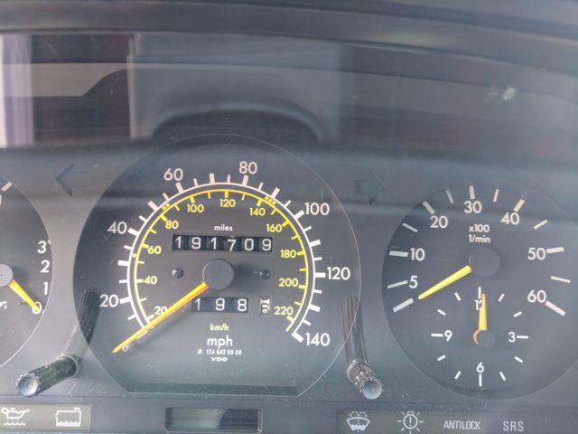 1987 Mercedes-Benz 300-Series Estate - Red Burgundy Interior - photo 10