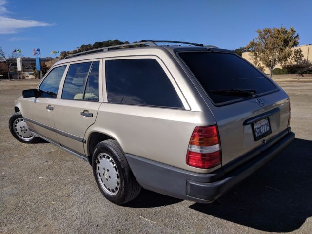 1987 Mercedes-Benz 300-Series Estate - Red Burgundy Interior - photo 4