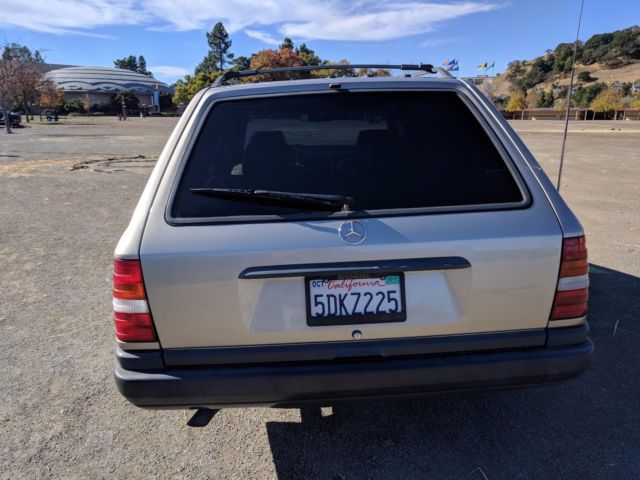1987 Mercedes-Benz 300-Series Estate - Red Burgundy Interior - photo 5
