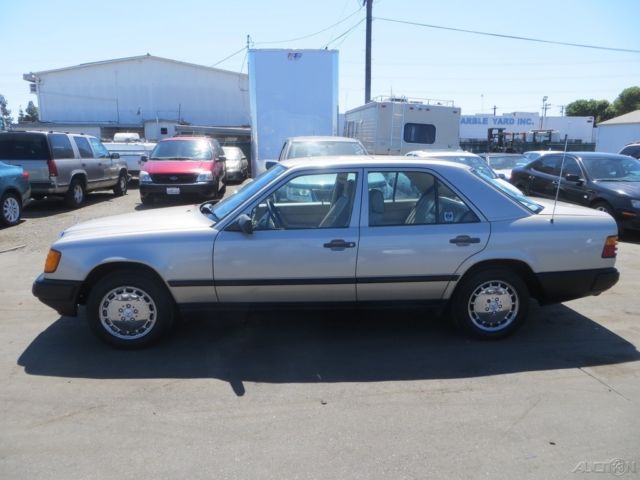 1987 Mercedes-Benz 200-Series 4 Dr - photo 3