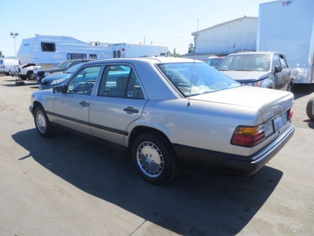 1987 Mercedes-Benz 200-Series 4 Dr - photo 4