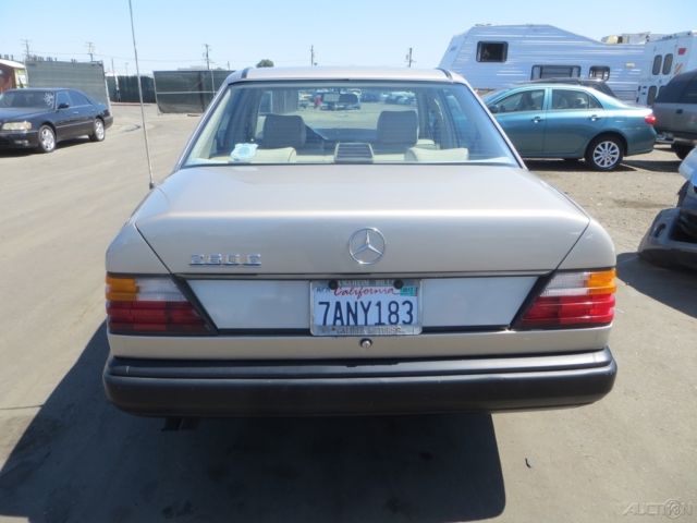 1987 Mercedes-Benz 200-Series 4 Dr - photo 5