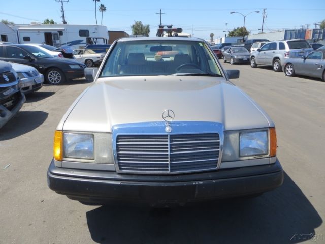 1987 Mercedes-Benz 200-Series 4 Dr - photo 7