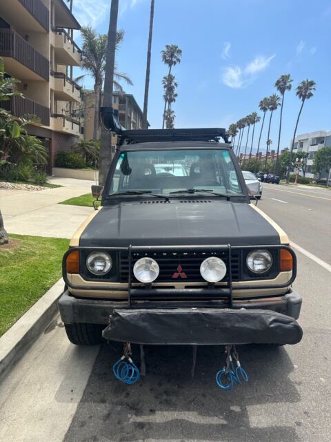 1987 Mitsubishi Montero - photo 2