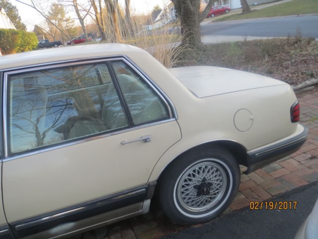 1987 Pontiac Bonneville darker  beige - photo 4