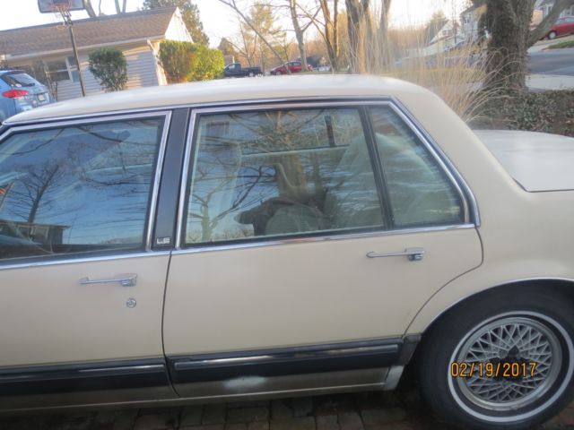 1987 Pontiac Bonneville darker  beige - photo 5