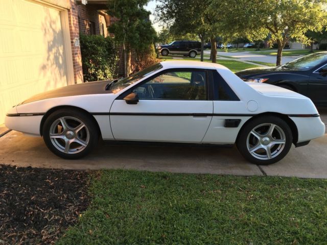 1987 Pontiac Fiero - photo 2
