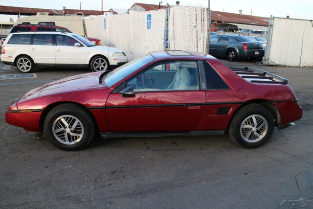 1987 Pontiac Fiero - photo 2