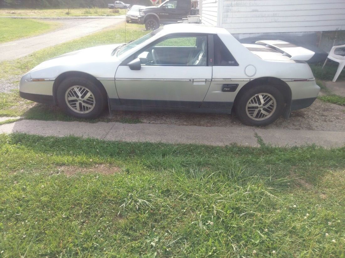 1987 Pontiac Fiero SE - photo 2