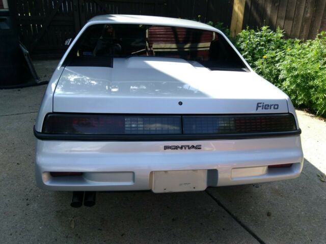 1987 Pontiac Fiero - photo 3