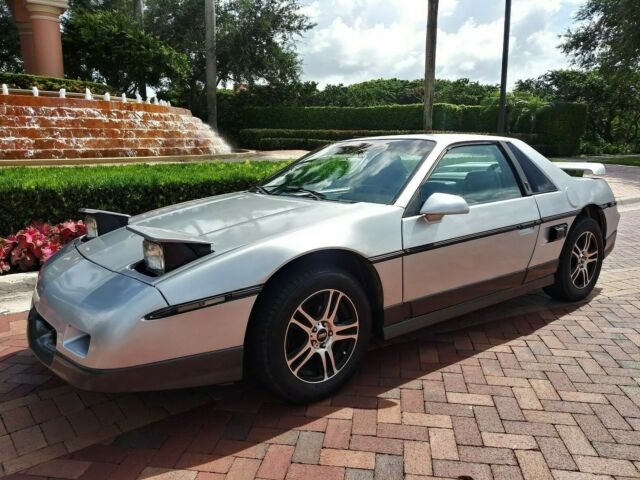 1987 Pontiac Fiero SE - photo 2
