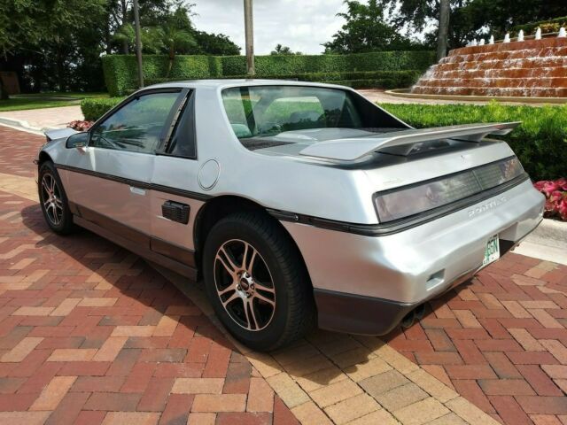1987 Pontiac Fiero SE - photo 7