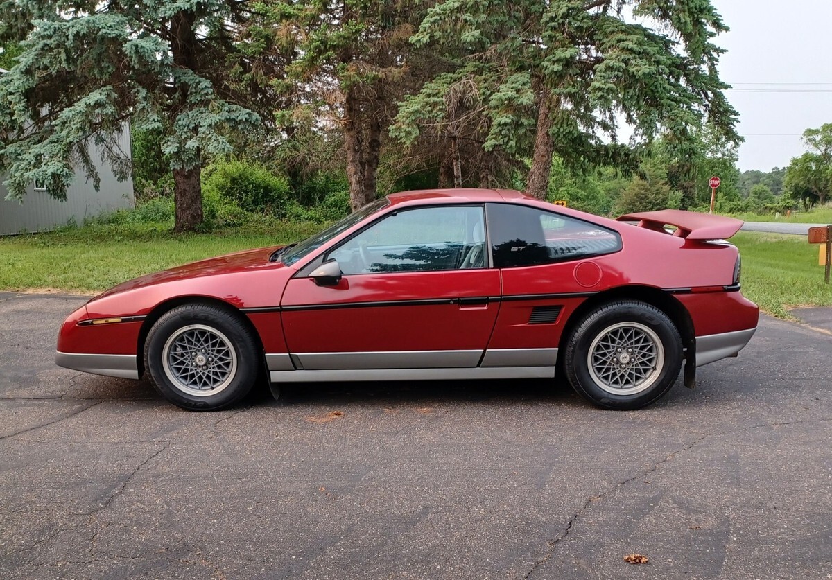 1987 Pontiac Fiero - photo 2