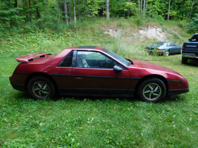 1987 Pontiac Fiero SE - photo 2
