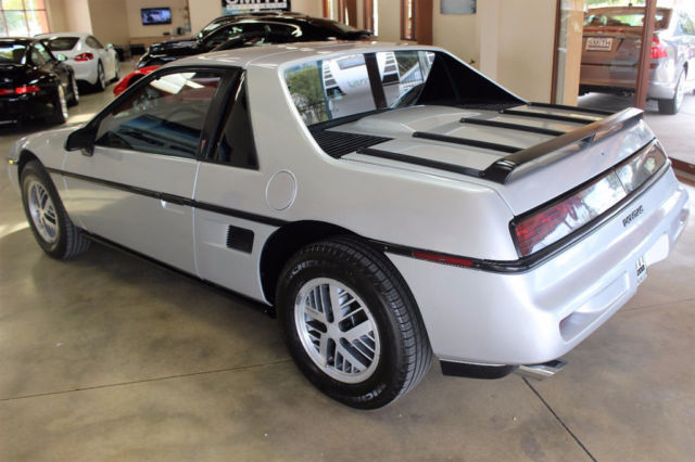 1987 Pontiac Fiero - photo 3