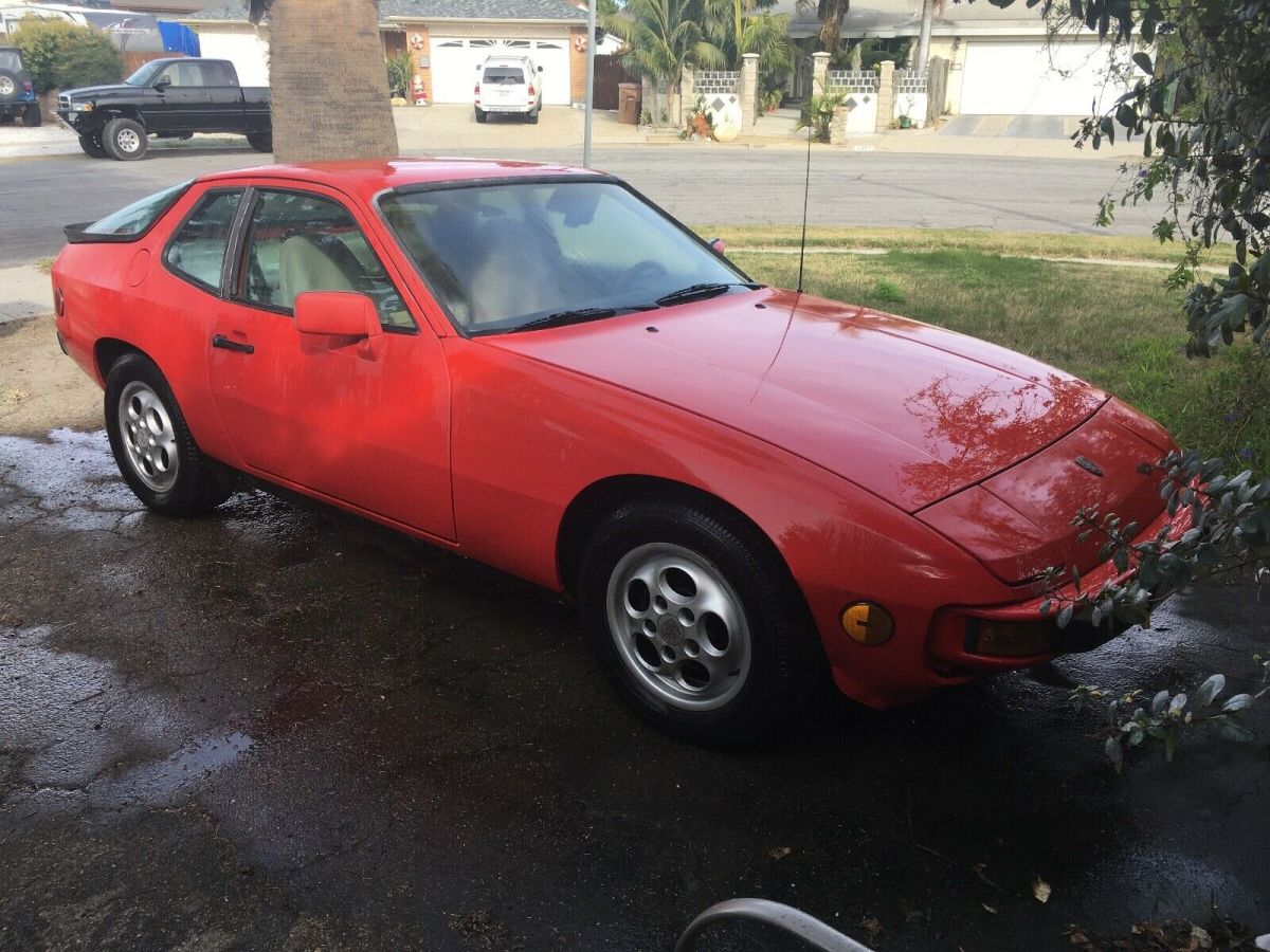 1987 Porsche 924S 2.5 Liter, 4 cylinder inline engine 1987 Porsche 924