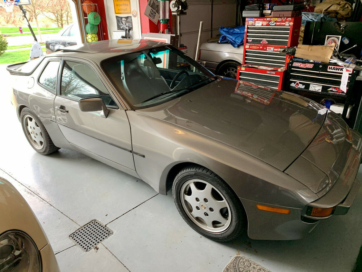 1987 Porsche 944 (manual trans) 1987 Porsche 944