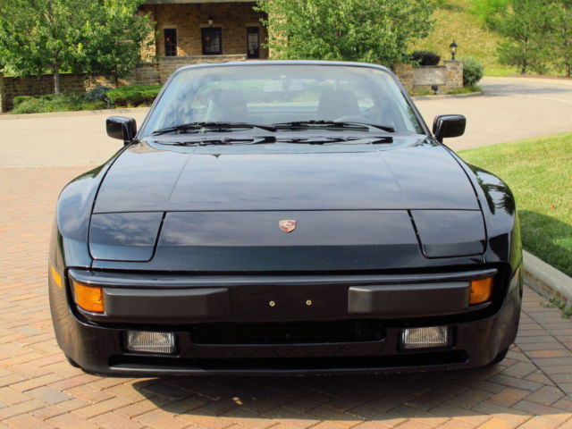 1987 Porsche 944S manual transmission, sunroof, tape deck w/ aux in, leather 1987 Porsche 944 S Super