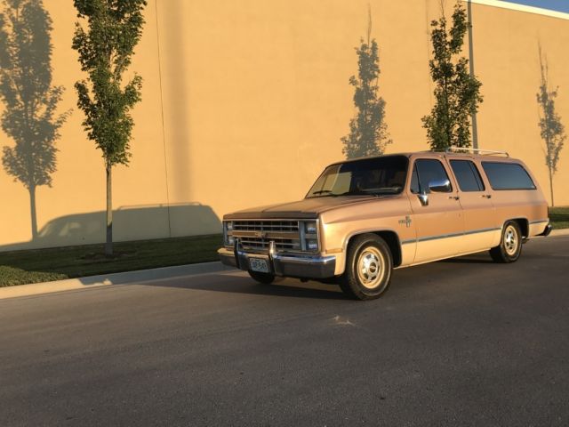 1987 Chevrolet Suburban Silverado - photo 2