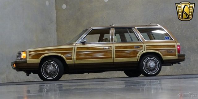 1987 Chrysler LeBaron Town & Country - photo 2