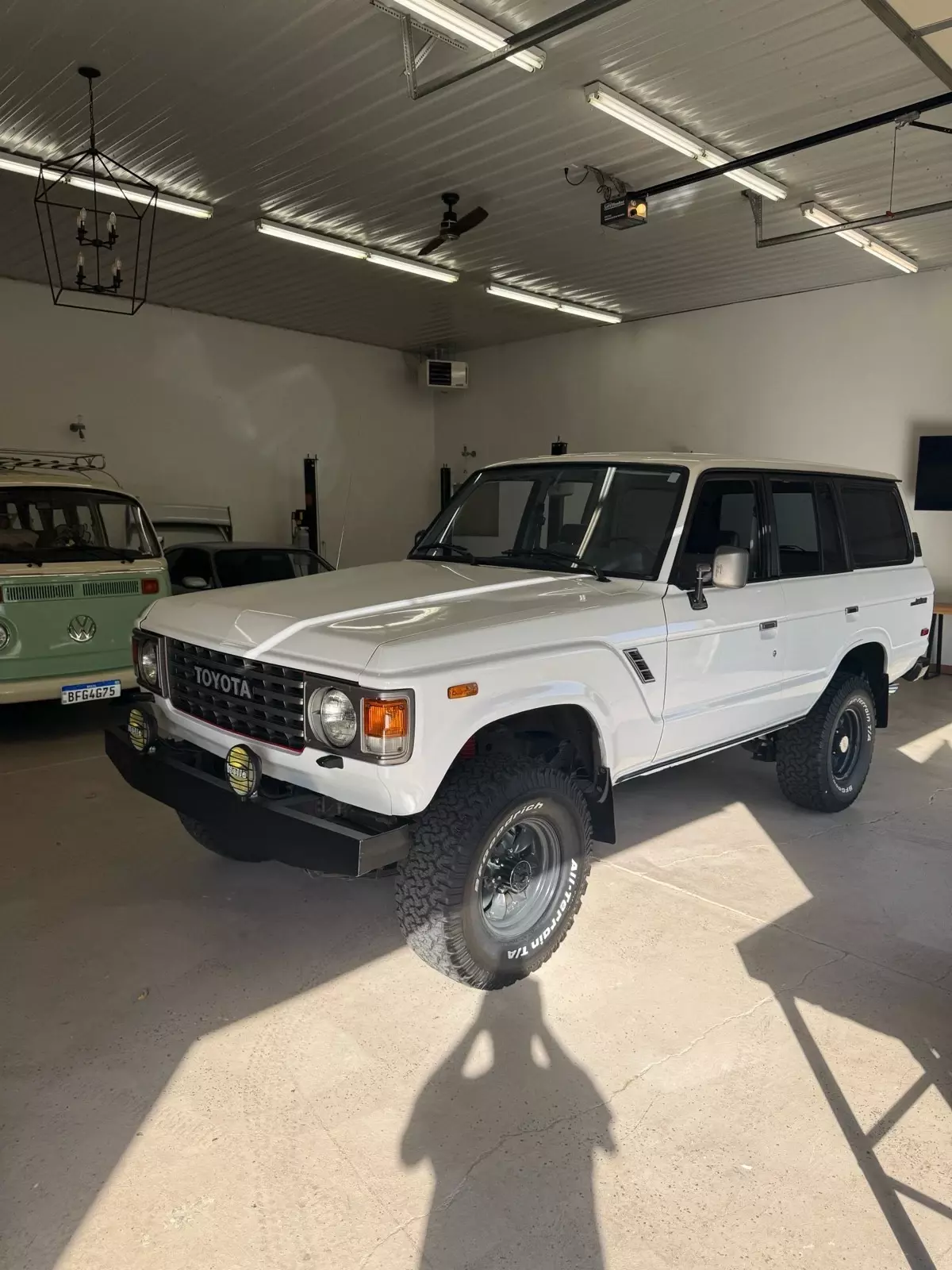 1987 Toyota Land Cruiser SUV White FJ60 1987 Toyota Land Cruiser FJ60