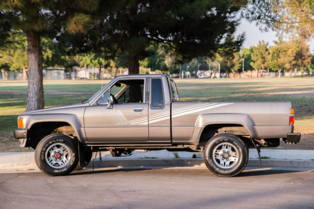 1987 Toyota Pickup DLX Extended Cab 2-Door 2.4L 22RE Classic Truck 1987 Toyota Tacoma 4WD Extra Cab DLX