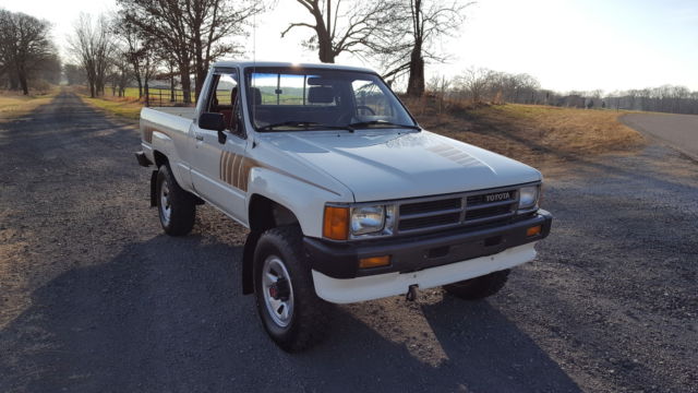 1987 Toyota SR5 5 Speed Manual SR5 Cab & Chassis 2-Door - photo 3