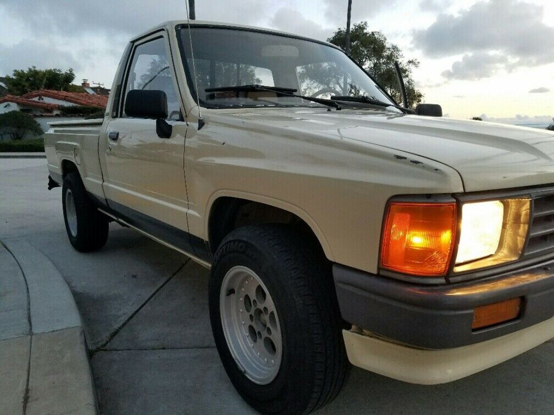 1987 Toyota Pickup - photo 2