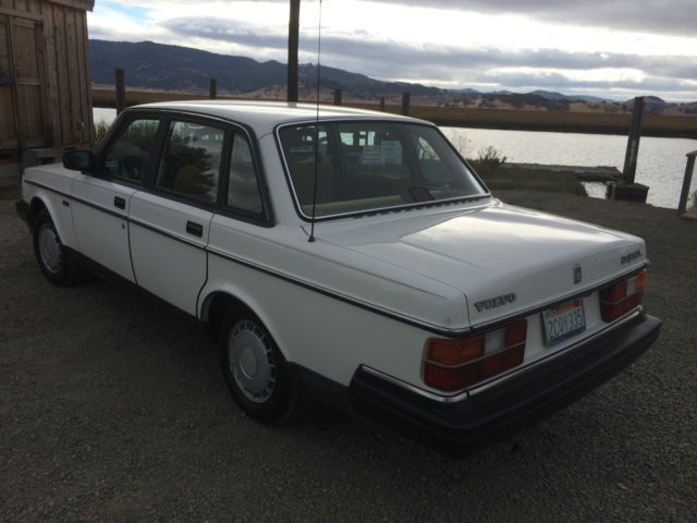 1987 Volvo 240 4 door DL - photo 3