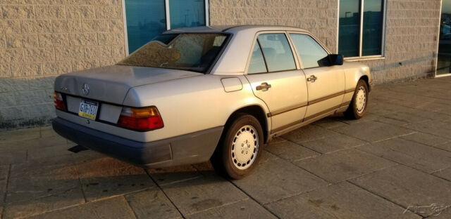 1988 Mercedes-Benz 200-Series 4 Dr - photo 2