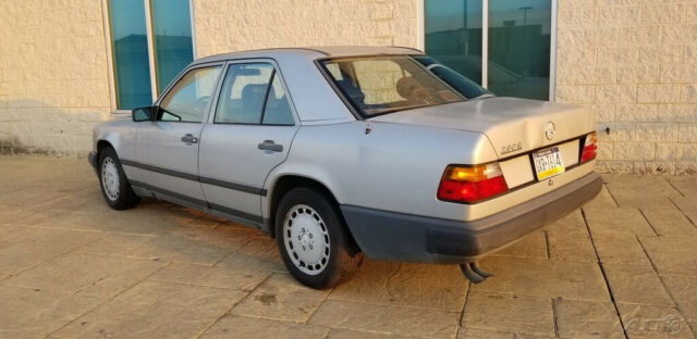 1988 Mercedes-Benz 200-Series 4 Dr - photo 4