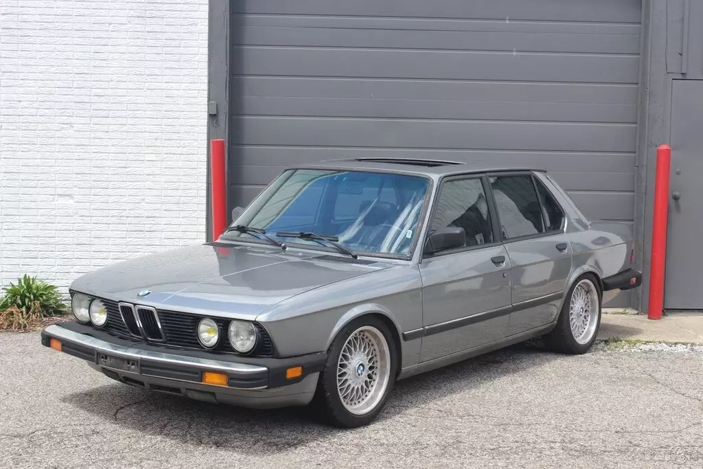 1988 528E 2.7L I6 12V Sedan NO RESERVE! 1988 BMW 5-Series 528e