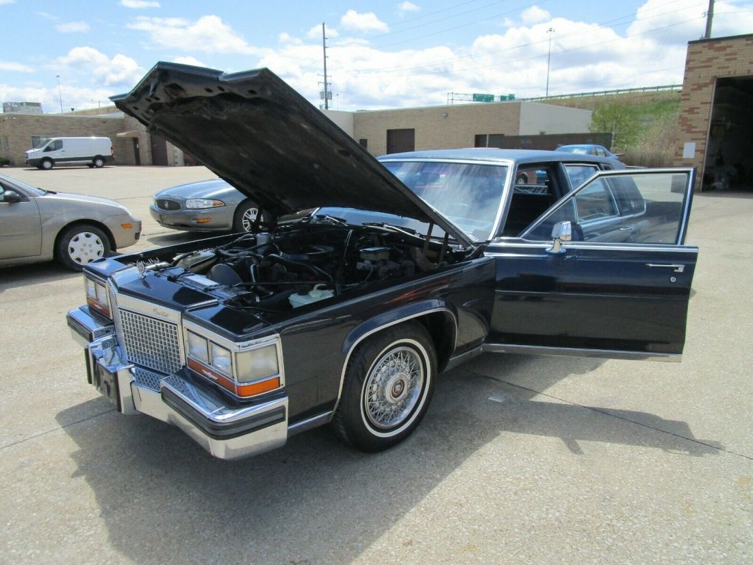 1988 Cadillac Fleetwood NO RESERVE AUCTION - LAST HIGHEST BIDDER WINS CAR! - photo 4