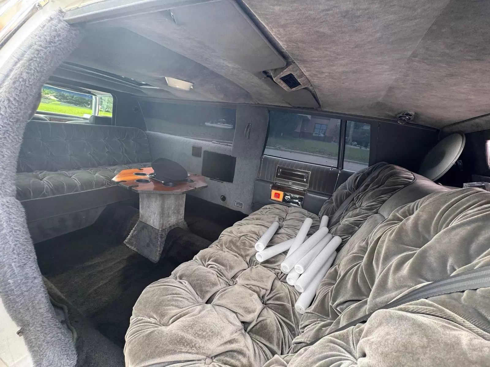 1988 Cadillac Fleetwood Brougham Limousine - photo 13