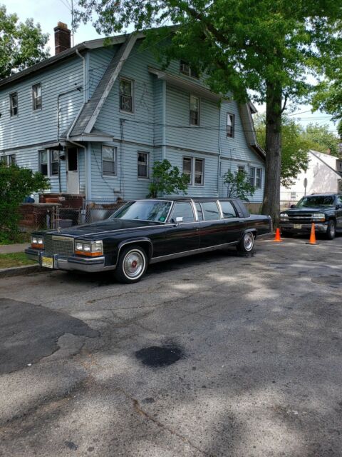 1988 Cadillac Fleetwood Brougham Limousine - photo 2