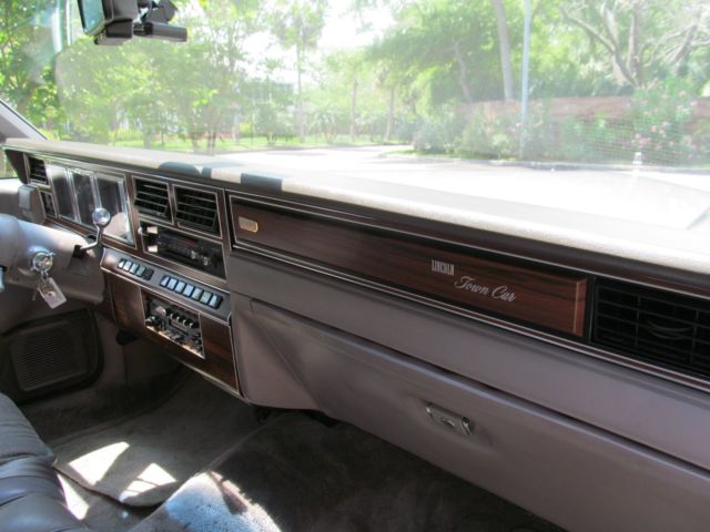 1988 Lincoln Town Car - photo 11