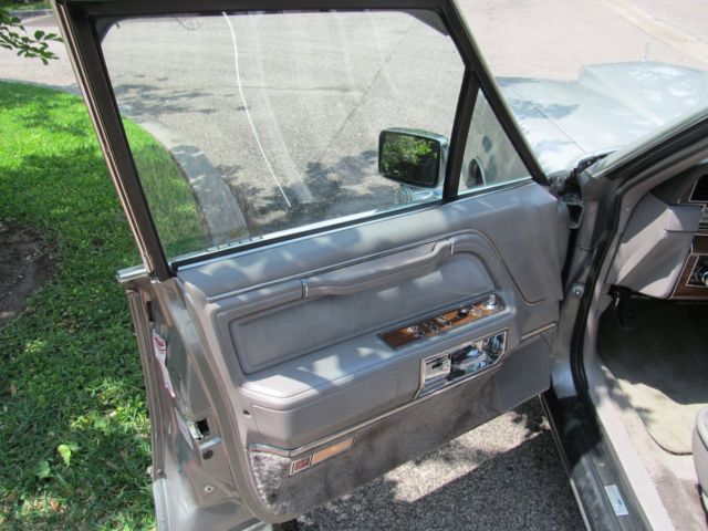 1988 Lincoln Town Car - photo 12