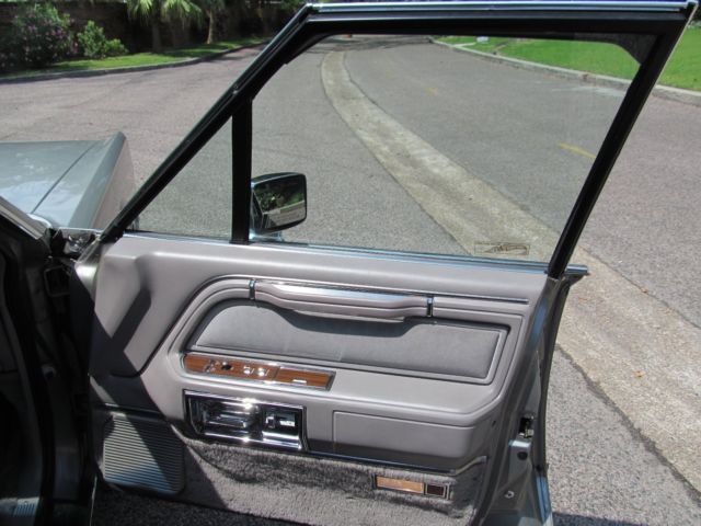 1988 Lincoln Town Car - photo 8