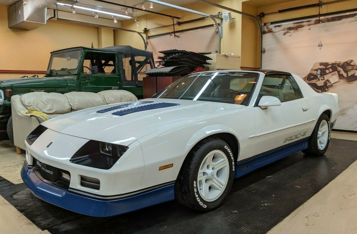 1988 Chevrolet Camaro White & Blue IROC Z Z28 5.0L V8 1988 Chevrolet Camaro IROC-Z Z28
