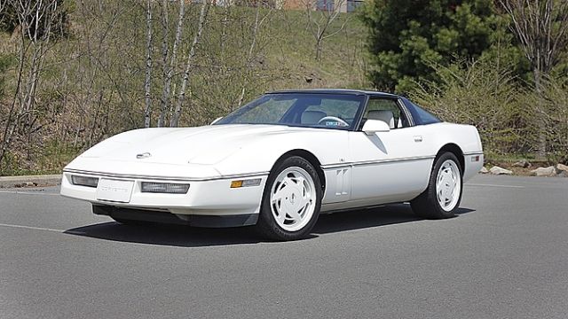 1988 Chevrolet Corvette Base Hatchback 2-Door 5.7L 35th Anniversary Edition 1988 Chevrolet Corvette 35th Anniversary Edition